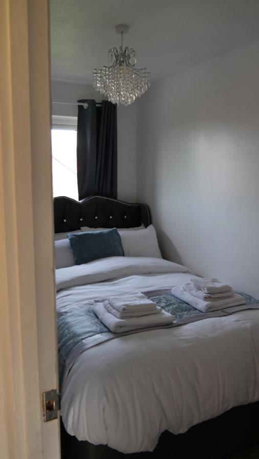 Milton Keynes Luxury Short Stay House With Wifi And Free Parking Wolverton  Exterior foto