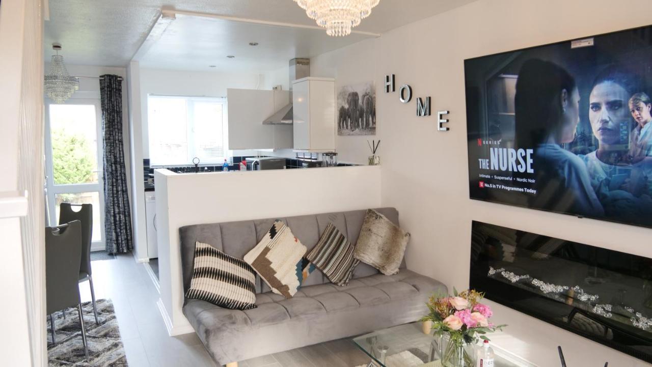 Milton Keynes Luxury Short Stay House With Wifi And Free Parking Wolverton  Exterior foto
