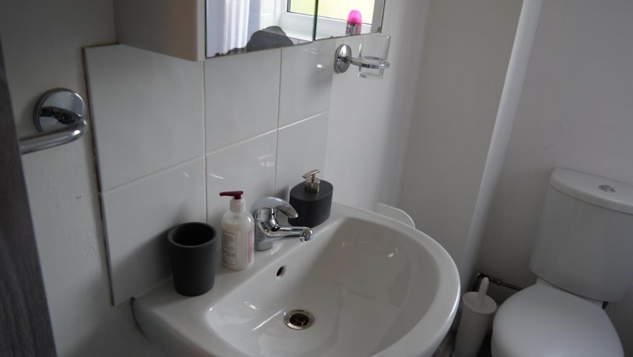 Milton Keynes Luxury Short Stay House With Wifi And Free Parking Wolverton  Exterior foto